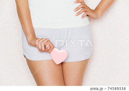 股にハートを持つ女性 股にハートを持つ女性 74589338