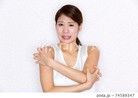 アレルギー・腕を掻く女性. 74589347