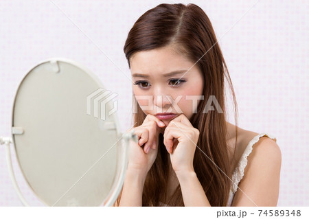 二重顎を気にする女性. 74589348