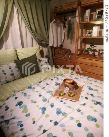 家具屋さんの家具売り場のベッドルームイメージ 74589721