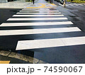 雨の日の横断歩道 74590067