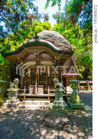 磐船神社の拝殿と巨石 74590072