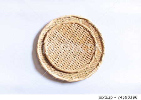 竹製の丸盆ざる 74590396