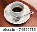 カフェのブレンドコーヒー 74590733
