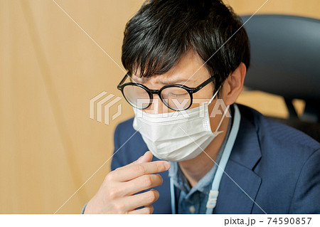 マスクを付けるとメガネが曇るビジネスマン マスクを付けるとメガネが曇るビジネスマン 74590857