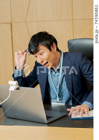 オンライン会議でショックを受けるビジネスマン 74590861