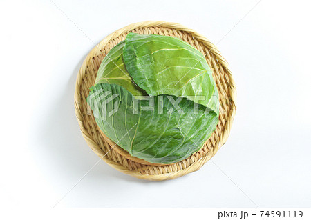 丸盆ざるに乗っているキャベツ 丸盆ざるに乗っているキャベツ 74591119
