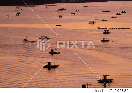 帰港する漁船 74592386