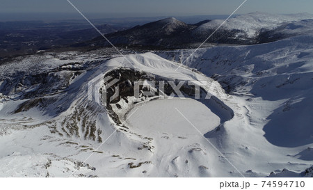 雪景色の蔵王お釜をドローン空撮 74594710