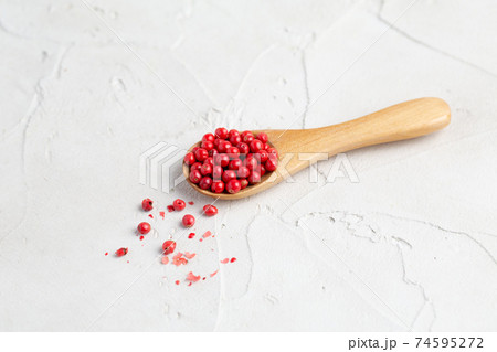 ピンクペッパーと木のスプーン 74595272