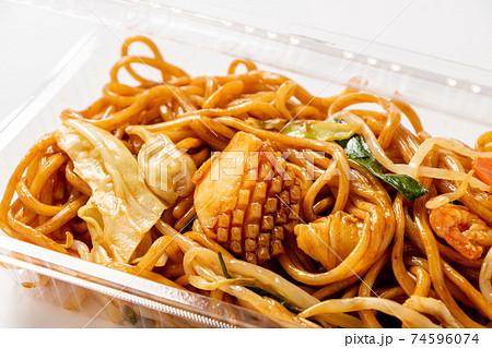 透明プラスチック容器に入れられた、海鮮醤油焼きそば。(テイクアウトイメージ。) 74596074