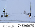 鹿討駅　踏切　道路　吹雪 74596075