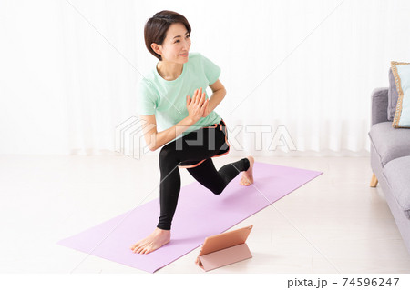 自宅でオンラインヨガをするミドルの女性 自宅でオンラインヨガをするミドルの女性 74596247