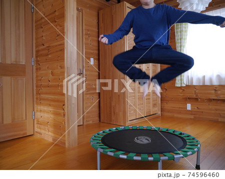 室内用トランポリンで運動する子ども 顔なし の写真素材
