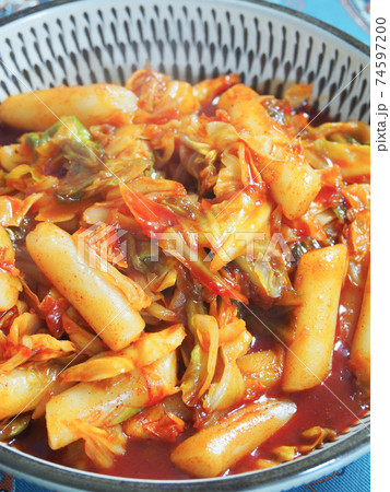 トッポギとキャベツの炒め煮 74597200