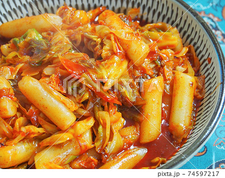 トッポギとキャベツの炒め煮 74597217