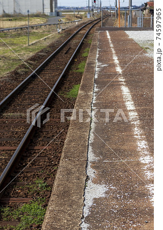 田舎のJR駅のホームと線路 74597965