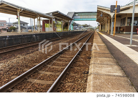 地方のJR駅＿ホームと線路 74598008