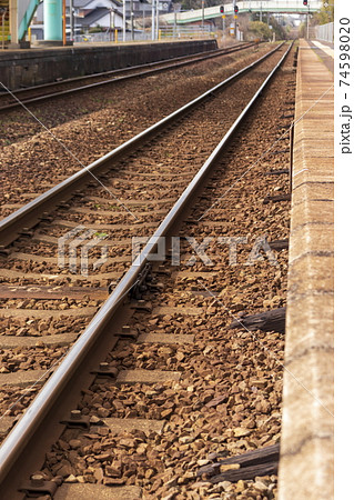 地方のJR駅_ホームと線路 地方のJR駅_ホームと線路 74598020