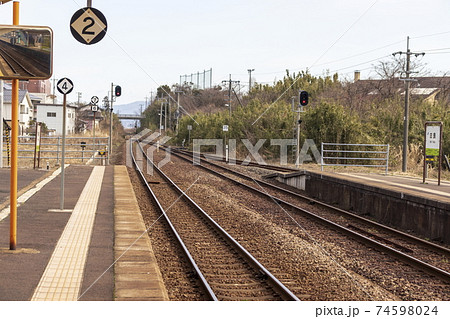 地方のJR駅＿ホームと線路 74598024