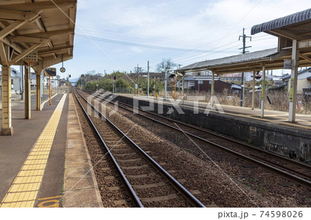 地方のJR駅_ホームと線路 地方のJR駅_ホームと線路 74598026
