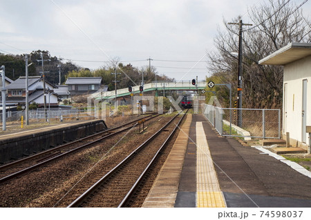 地方のJR駅＿ホームと線路 74598037