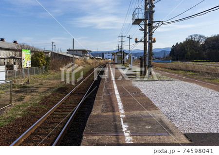 地方のJR駅＿ホームと線路 74598041