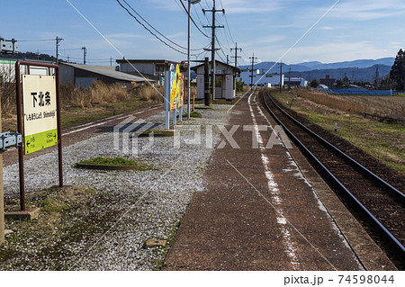 地方のJR駅＿ホームと線路 74598044