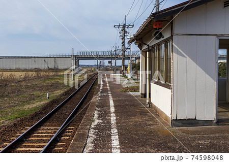 地方のJR駅＿ホームと線路と待合室 74598048