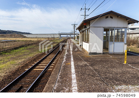 地方のJR駅＿ホームと線路と待合室 74598049
