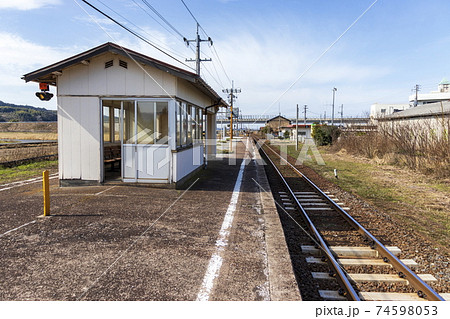 地方のJR駅_ホームと線路と待合室 地方のJR駅_ホームと線路と待合室 74598053