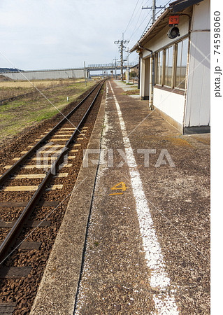 地方のJR駅＿ホームと線路と待合室 74598060