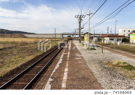 地方のJR駅_ホームと線路 地方のJR駅_ホームと線路 74598069