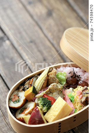 曲げわっぱに入れたオカズいっぱい和食弁当 曲げわっぱに入れたオカズいっぱい和食弁当 74598470