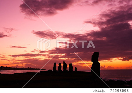 南太平洋のイースター島　タハイ遺跡のモアイ　アフタハイとアフバイウリ 74598698