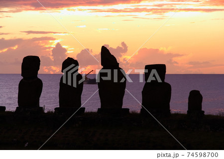 南太平洋のイースター島　タハイ遺跡のモアイ　アフバイウリ 74598700