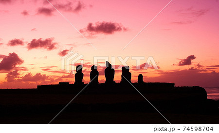 南太平洋のイースター島　タハイ遺跡のモアイ　アフバイウリ 74598704