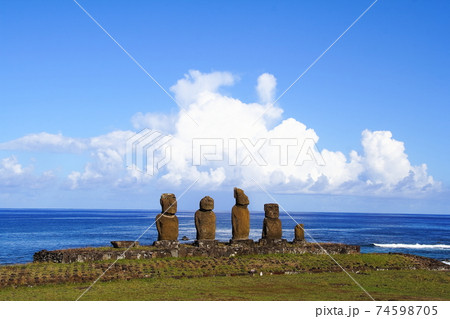 南太平洋のイースター島　タハイ遺跡のモアイ　アフバイウリ 74598705