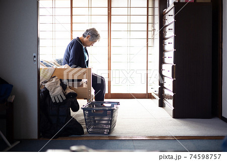 部屋で落ち込むシニア女性 部屋で落ち込むシニア女性 74598757