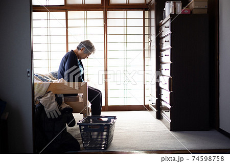 部屋で落ち込むシニア女性 74598758