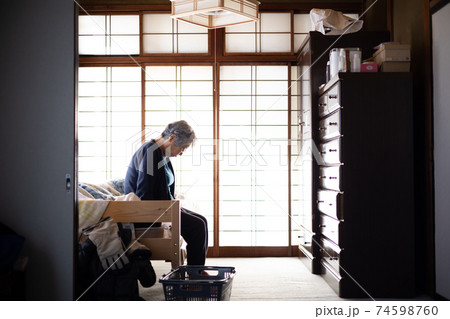 部屋で落ち込むシニア女性 74598760