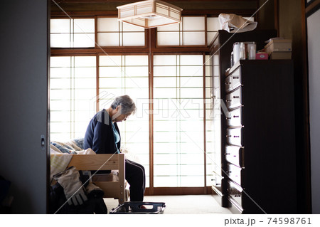 部屋で落ち込むシニア女性 部屋で落ち込むシニア女性 74598761
