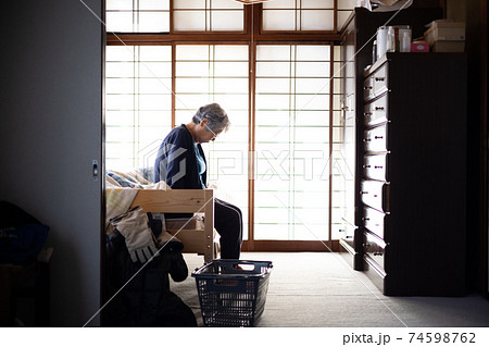 部屋で落ち込むシニア女性 部屋で落ち込むシニア女性 74598762