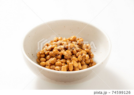 小鉢に入れられた極小粒納豆。(薬味やトッピングなどのない状態。) 74599126