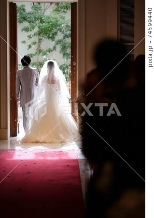 バージンロードを歩き終えた新郎新婦 バージンロードを歩き終えた新郎新婦 74599440