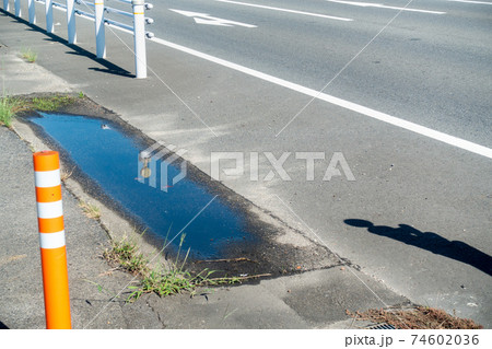 歩道に設置された車線分離標ポールコーンの写真の写真素材