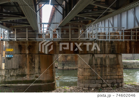 線路の高架の橋桁の写真 74602046