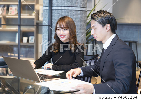 コワーキングスペースで話し合う20代の男女 コワーキングスペースで話し合う20代の男女 74603204