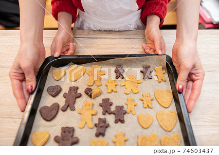 クッキーを作る母と娘 クッキーを作る母と娘 74603437