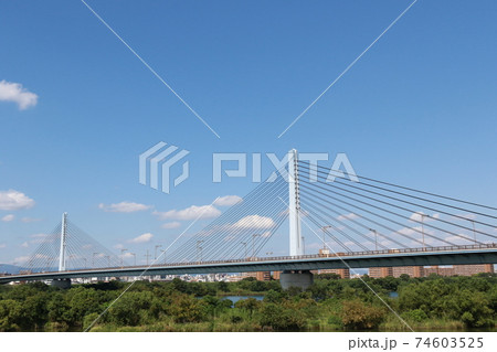 大阪市東淀川区と旭区を結ぶ菅原城北大橋 74603525
